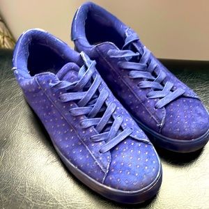 Super fun star print Nine West runners